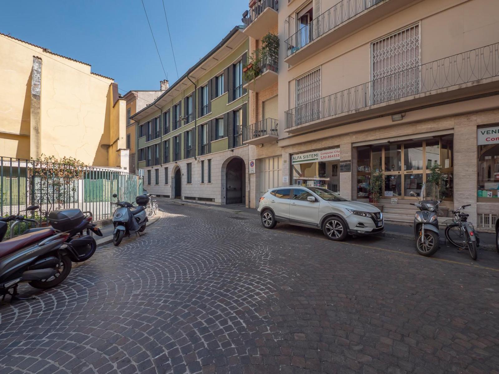 Italstay - Disciplini Apartment -10 Min Dal Duomo — Photos 2